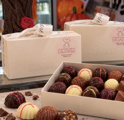 Ballotins de chocolats artisanaux de la Chocolaterie de Lisandre, boîte ouverte avec bonbons de chocolat